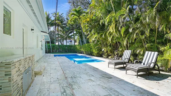 a view of outdoor space yard and porch