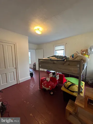 a bed room with furniture and a ceiling fan