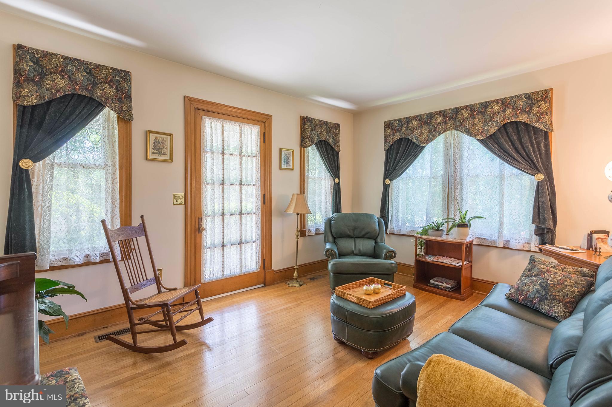4704 Ravensworth Road Annandale, VA 22003 - Photo 11 of 30 Living Room