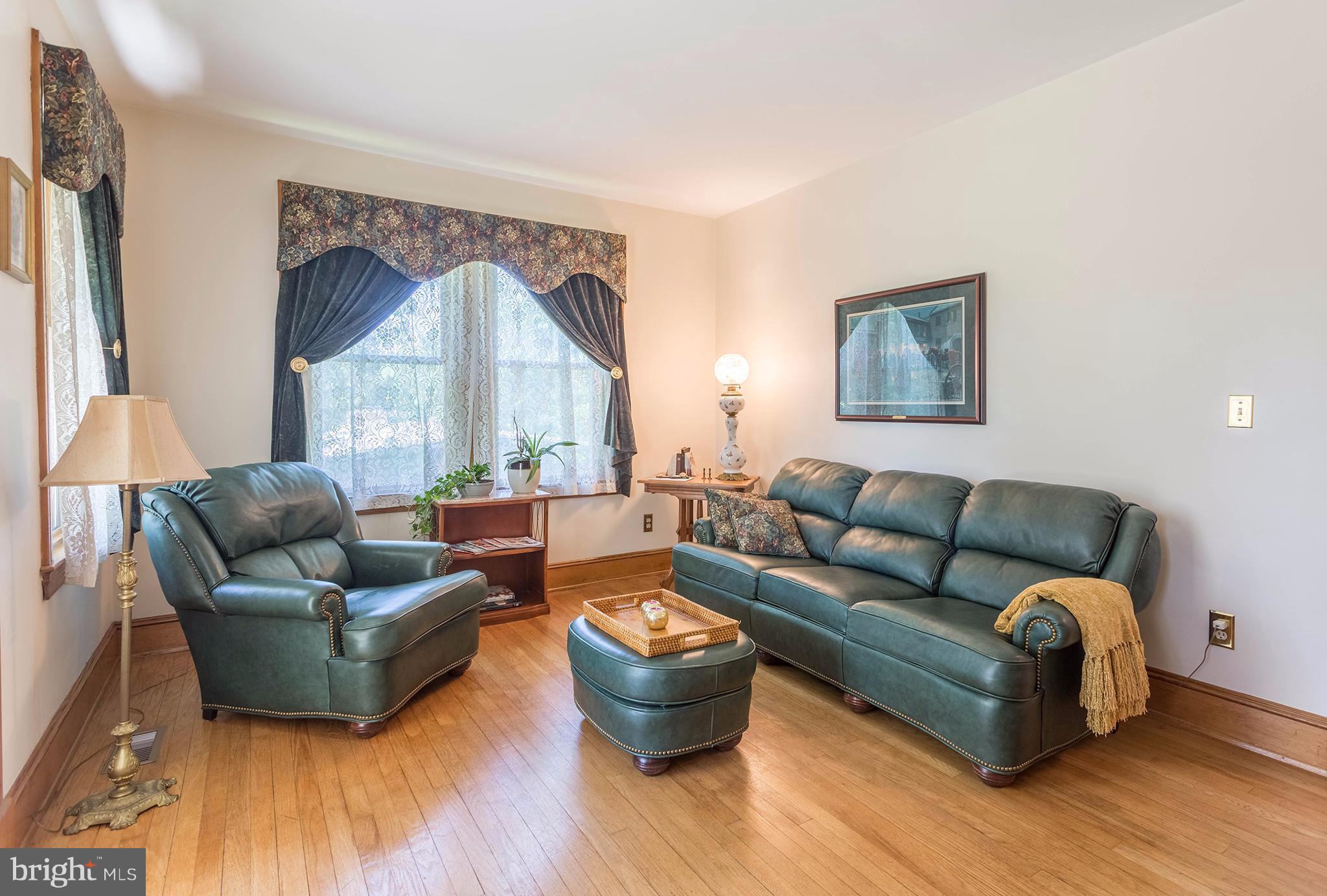 4704 Ravensworth Road Annandale, VA 22003 - Photo 10 of 30 Living Room