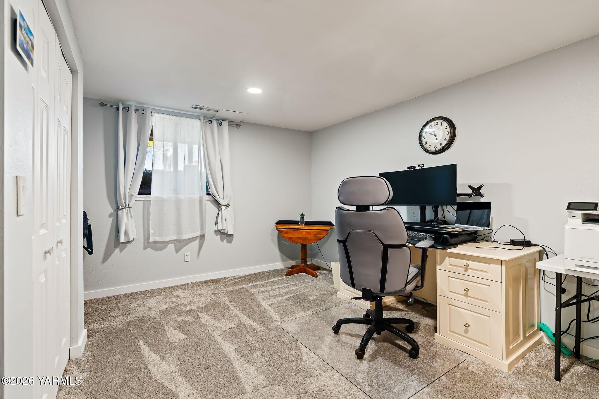 2550 Kays Road Wapato, WA 98951 - Photo 31 of 52 a view of a workspace with furniture