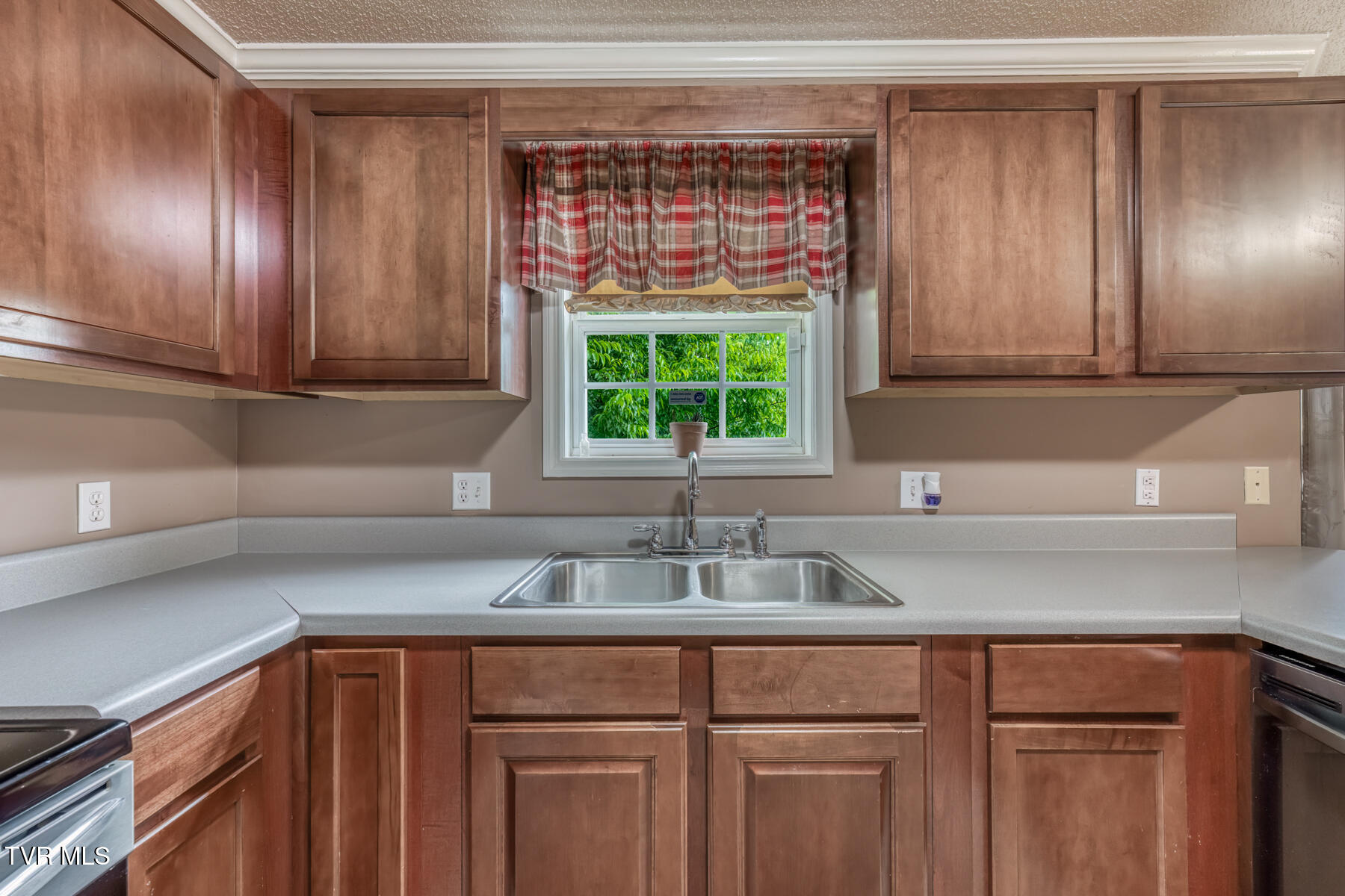 807 North Mohawk Drive Erwin, TN 37650 - Photo 11 of 39 807 N Mohawk Dr-11