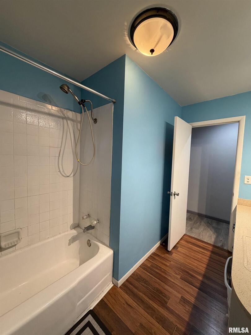 117 Marshall Place Carmi, IL 62821 - Photo 16 of 25 a bathroom with a tub and a sink