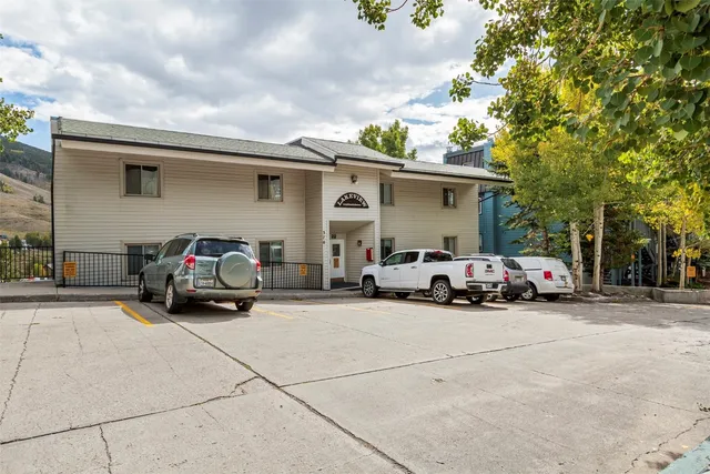 a view of a cars parked in front of a house