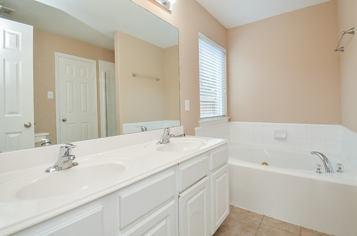7134 Winston Ranch Parkway Richmond, TX 77406 - Photo 18 of 32 a bathroom with a sink and a bathtub