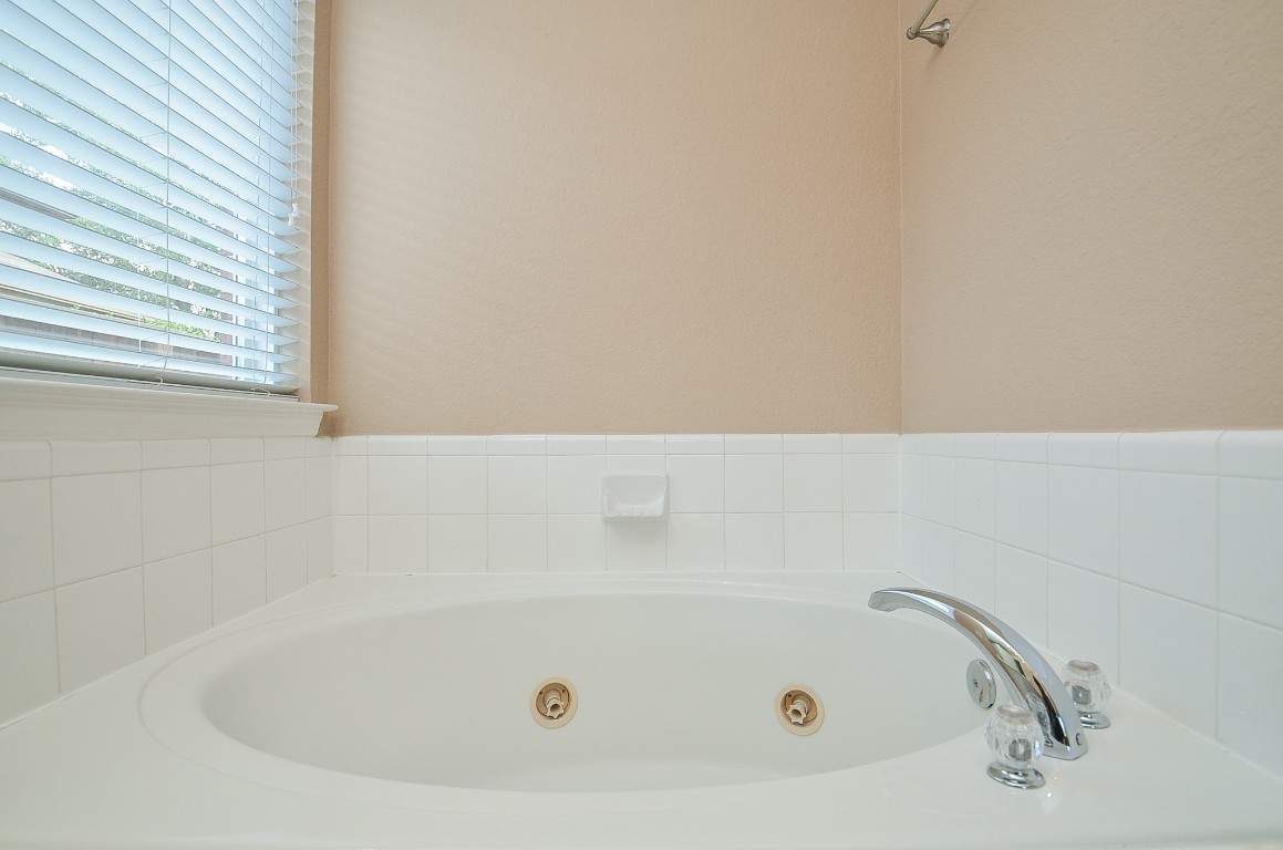 7134 Winston Ranch Parkway Richmond, TX 77406 - Photo 19 of 32 a bathroom with a tub