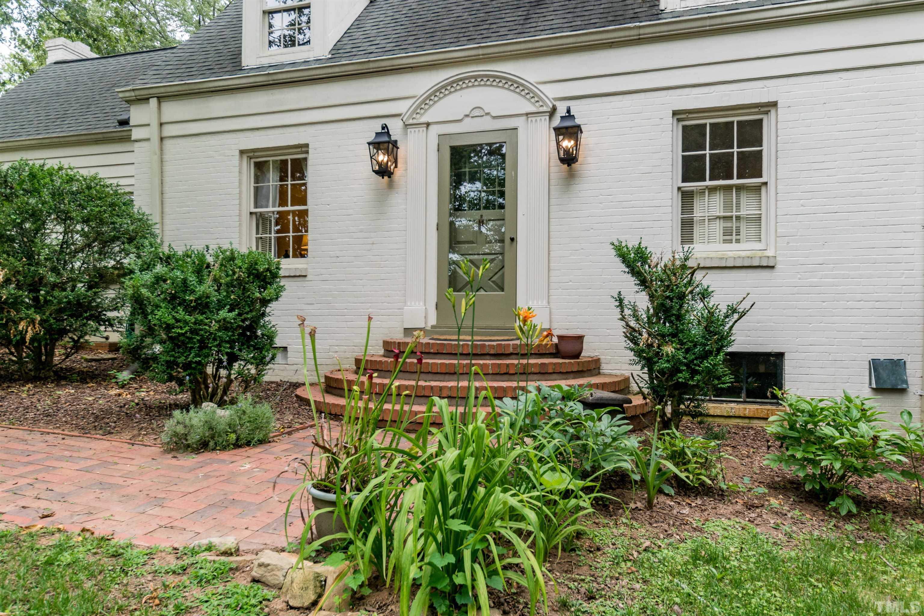 2601 London Drive Raleigh, NC 27608 - Photo 2 of 30 a front view of a house with garden