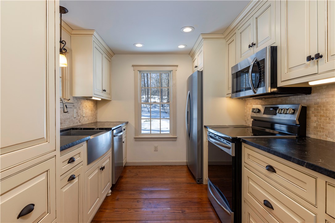 95 Winchester Drive Glocester, RI 02857 - Photo 8 of 43