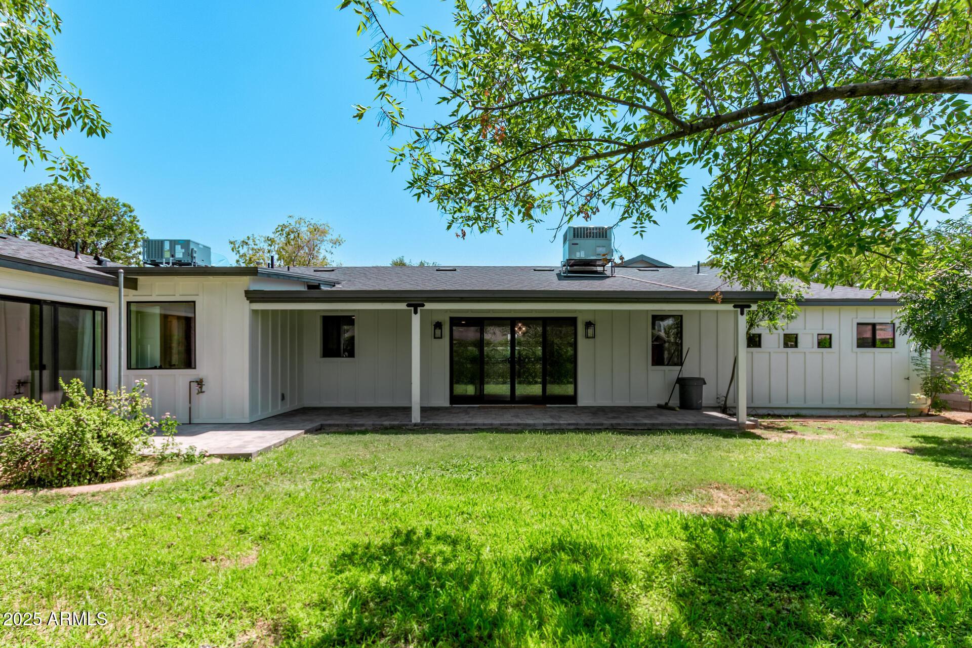 1540 West Lawrence Lane Phoenix, AZ 85021 - Photo 23 of 27 front view of a house with a yard