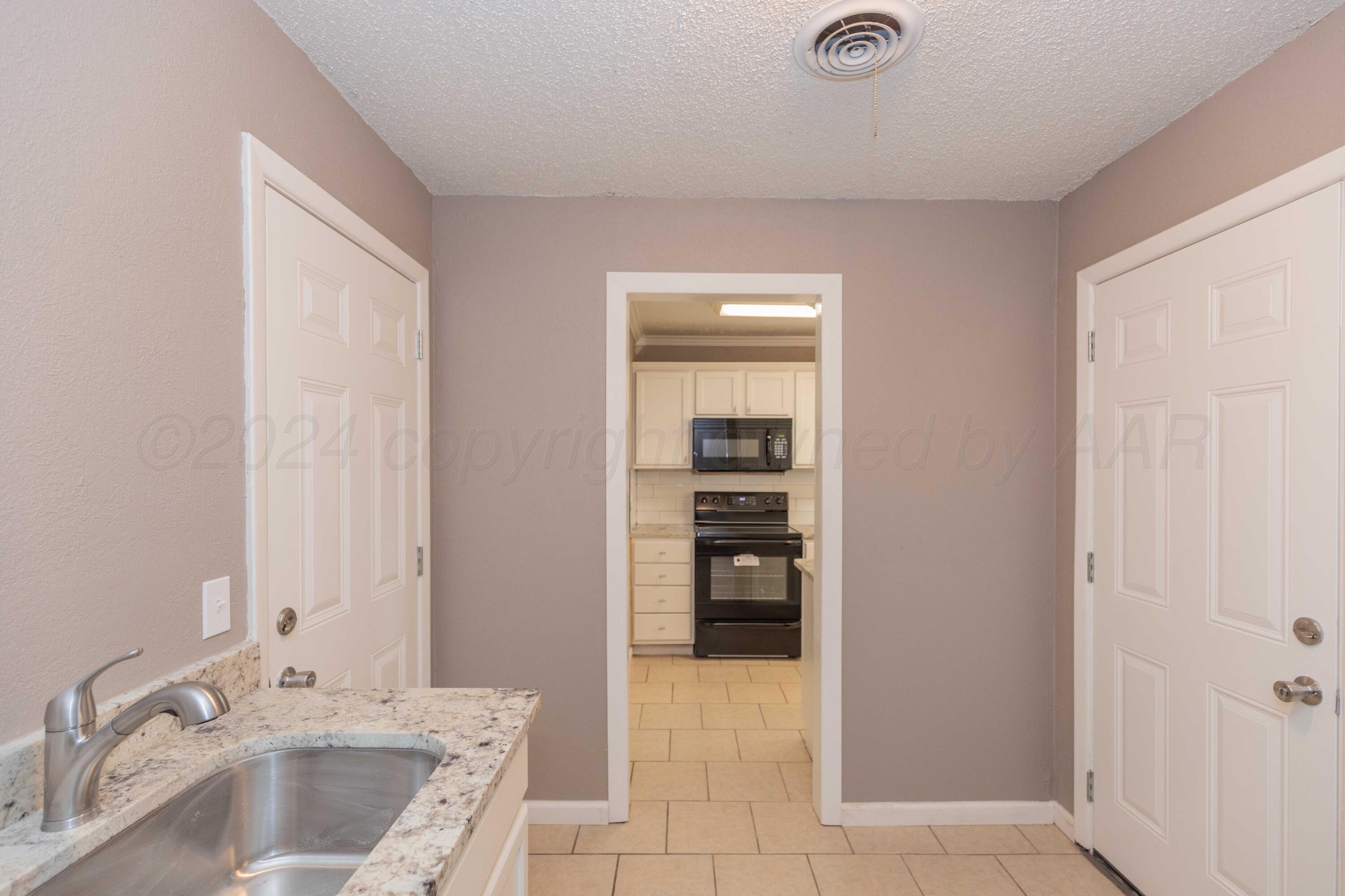 402 Beech Street Borger, TX 79007 - Photo 19 of 41 a bathroom with a tub sink and mirror