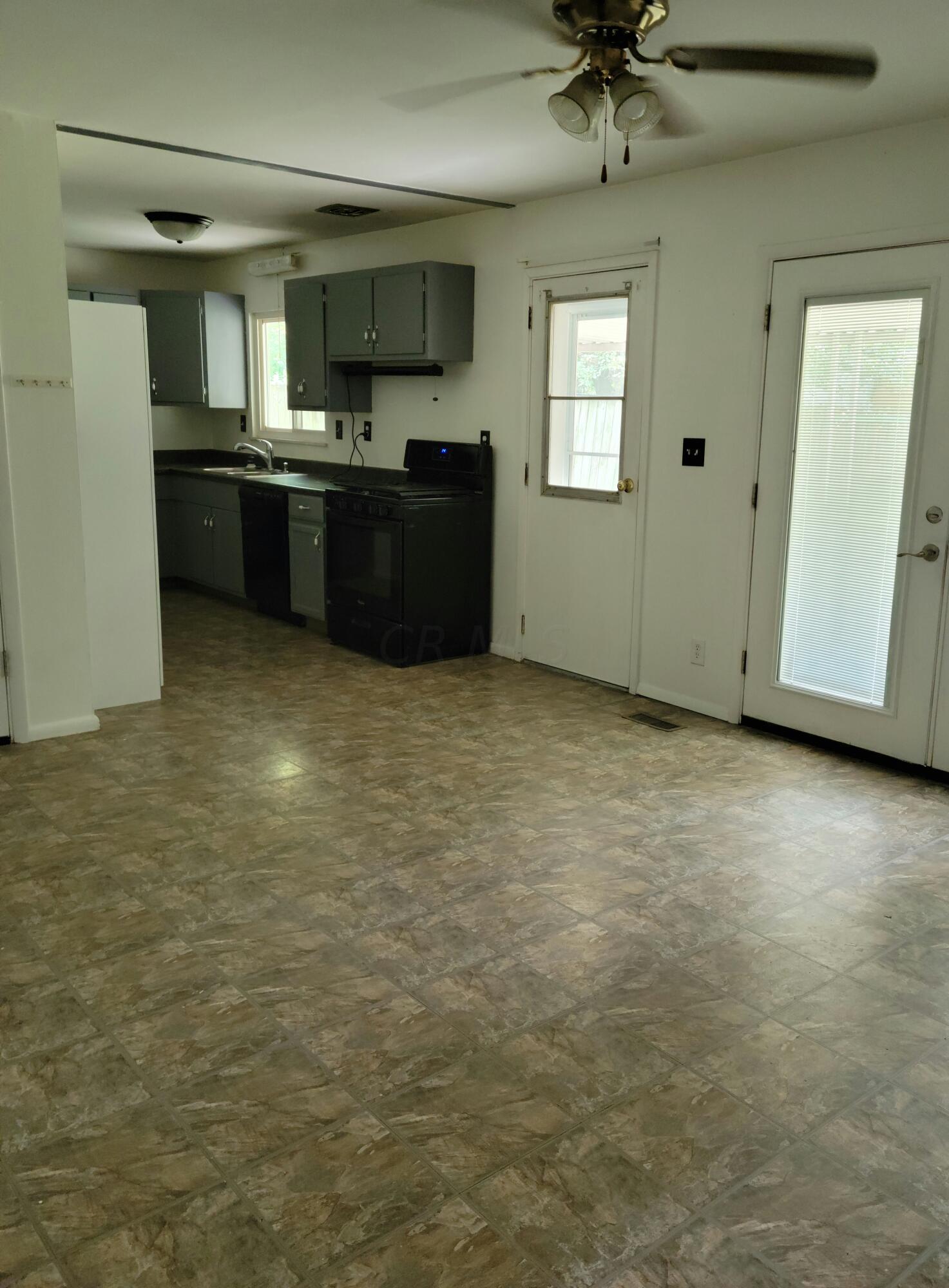 325 North Stygler Road Columbus, OH 43230 - Photo 10 of 17 View of large eat-in kitchen.