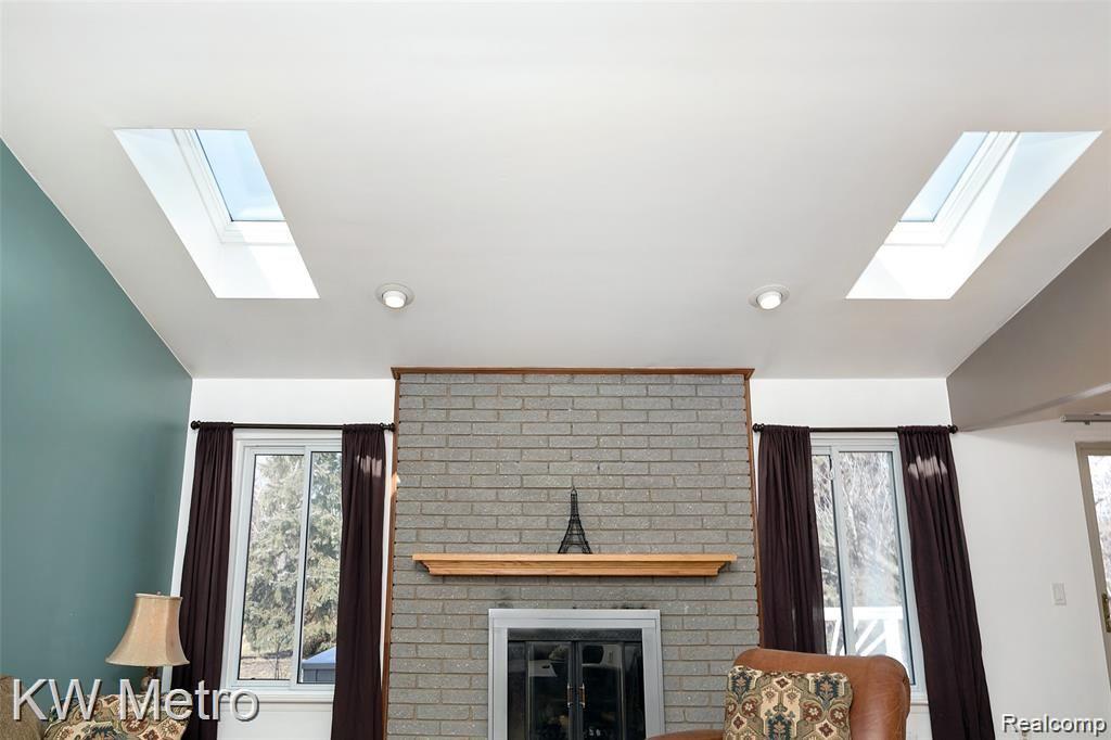1047 Milverton Road Troy, MI 48083 - Photo 5 of 38 Natural light