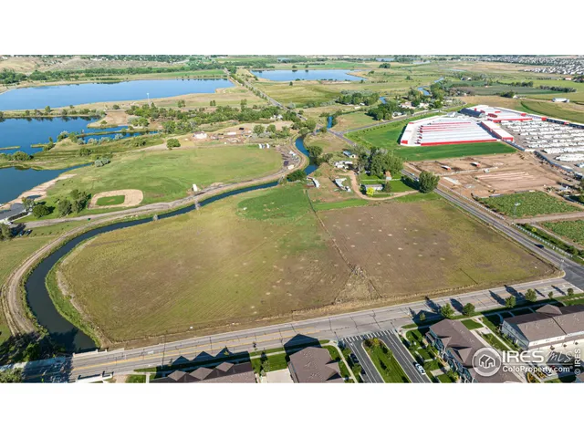 a view of an outdoor space and city view