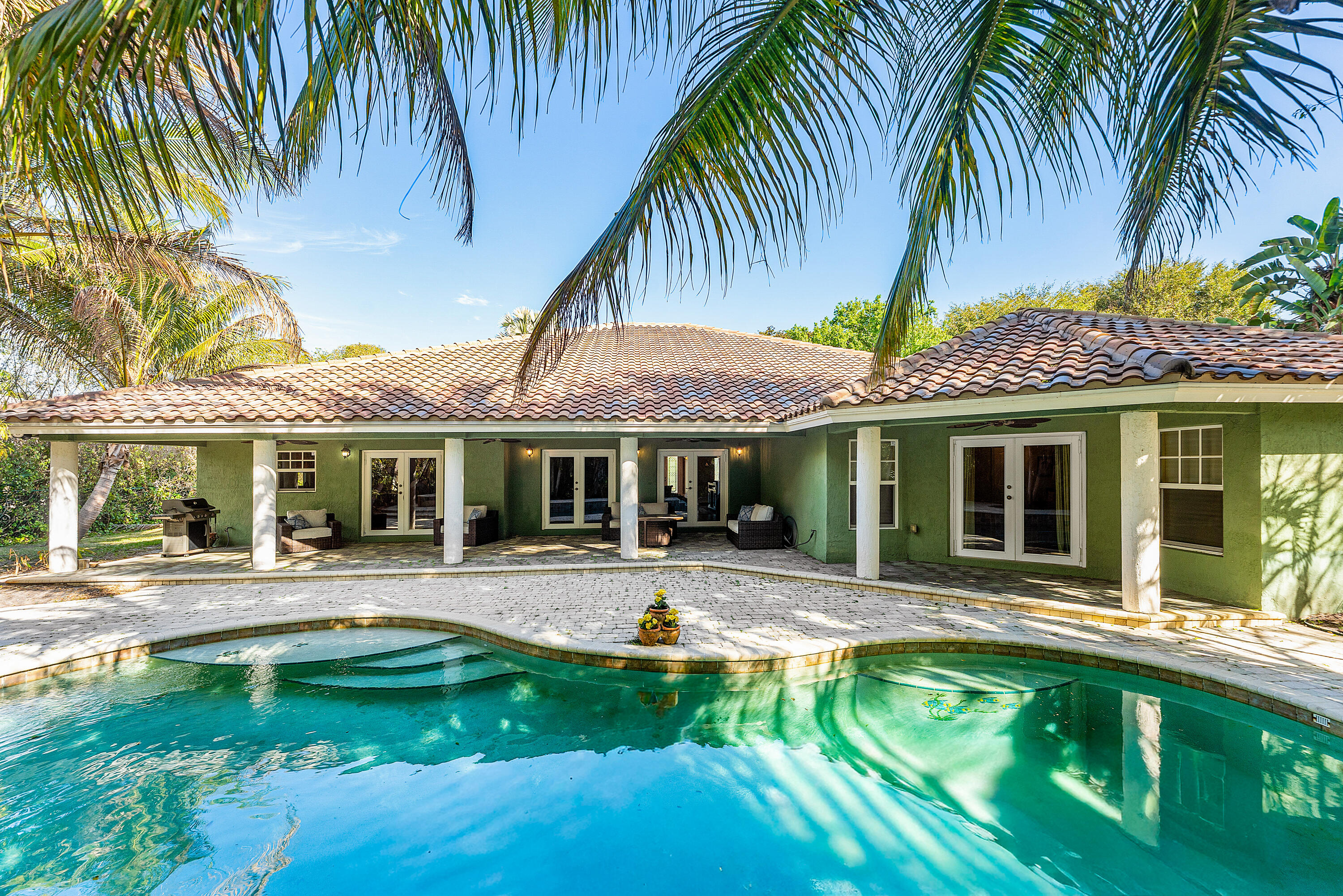 10295 St Andrews Road Boynton Beach, FL 33436 - Photo 39 of 43 a view of a house with swimming pool and sitting area