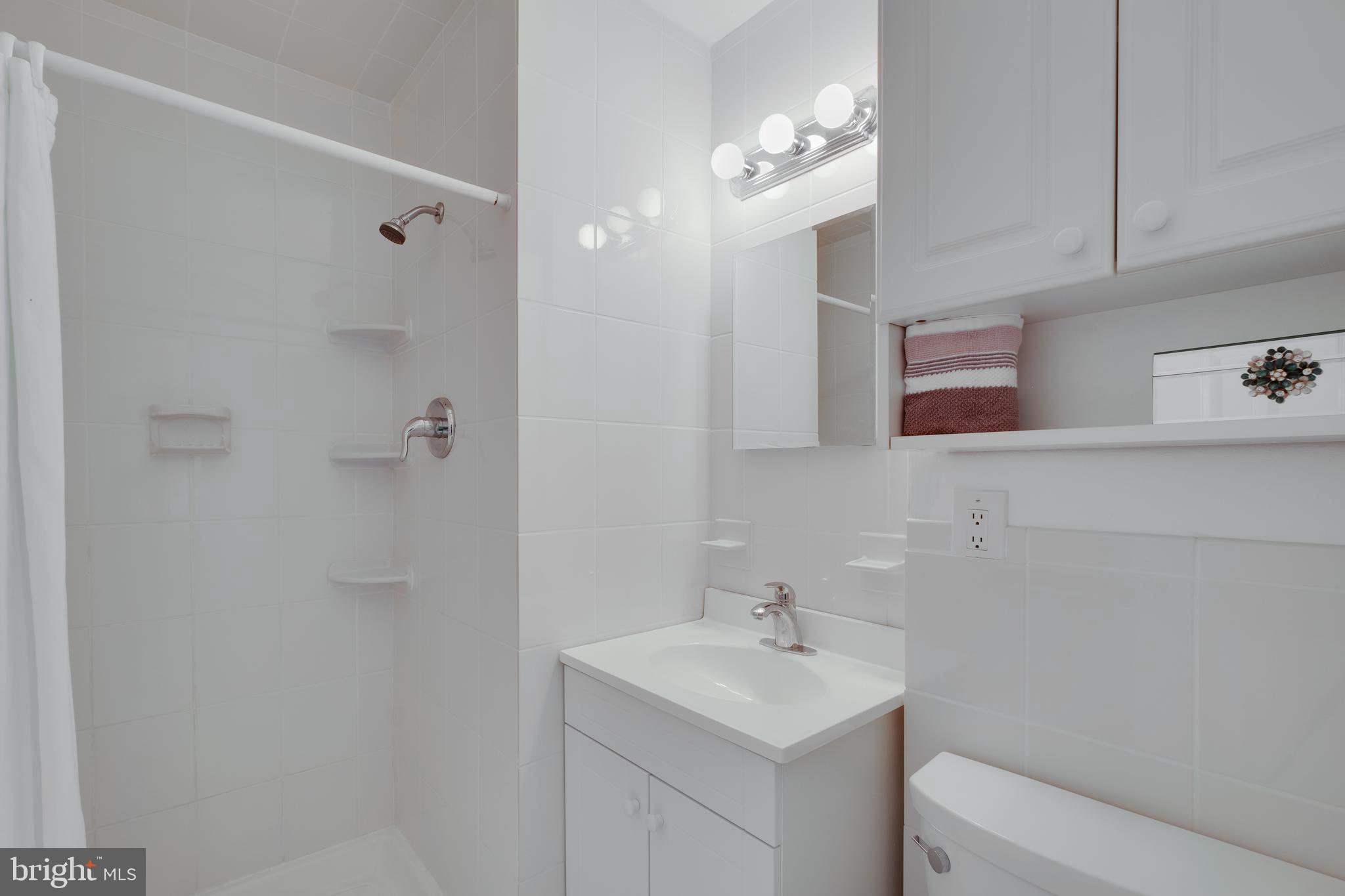 10729 Philcrest Road Philadelphia, PA 19154 - Photo 23 of 32 M:aster Bath - Stand up Shower