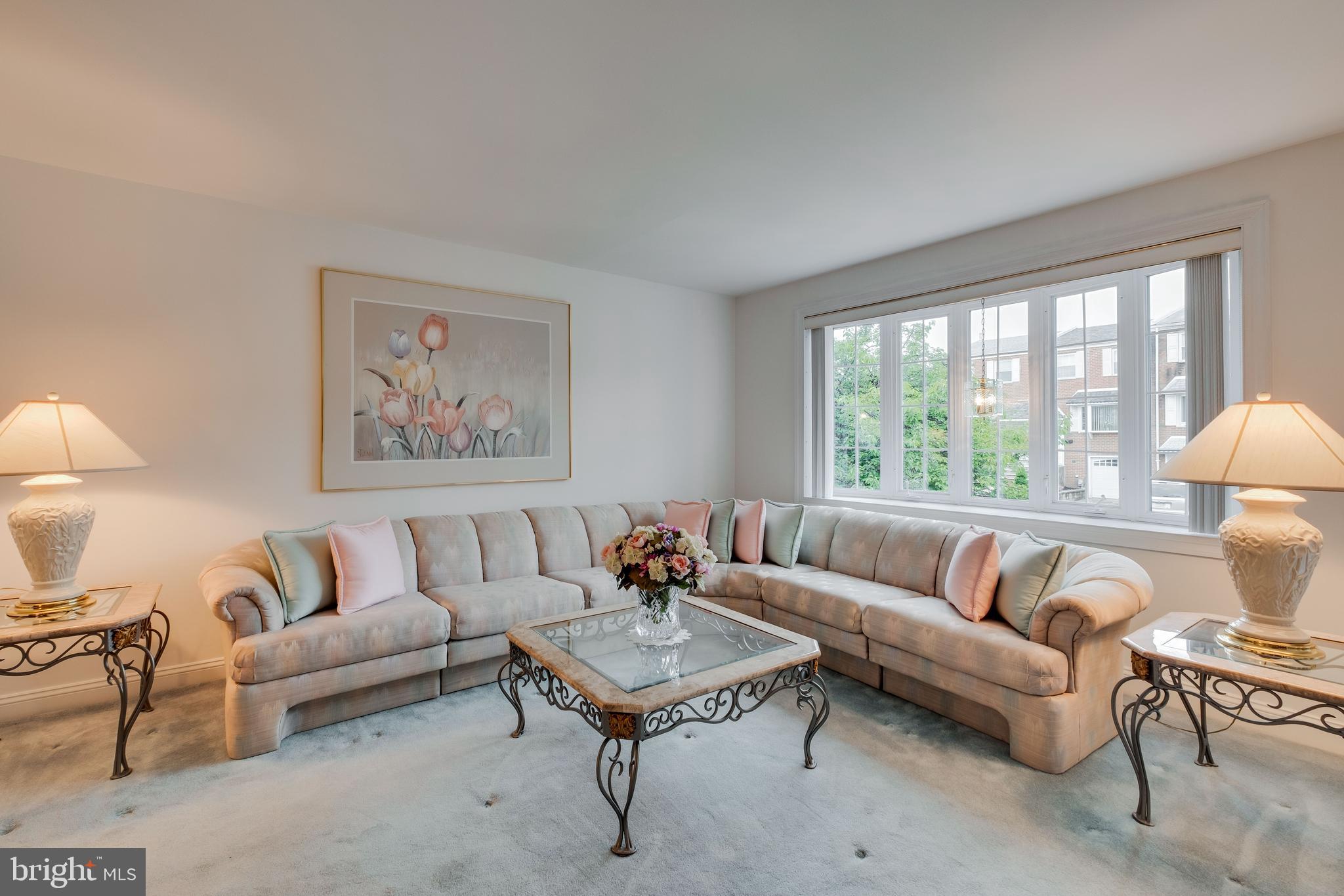 10729 Philcrest Road Philadelphia, PA 19154 - Photo 4 of 32 Tons of Natural light