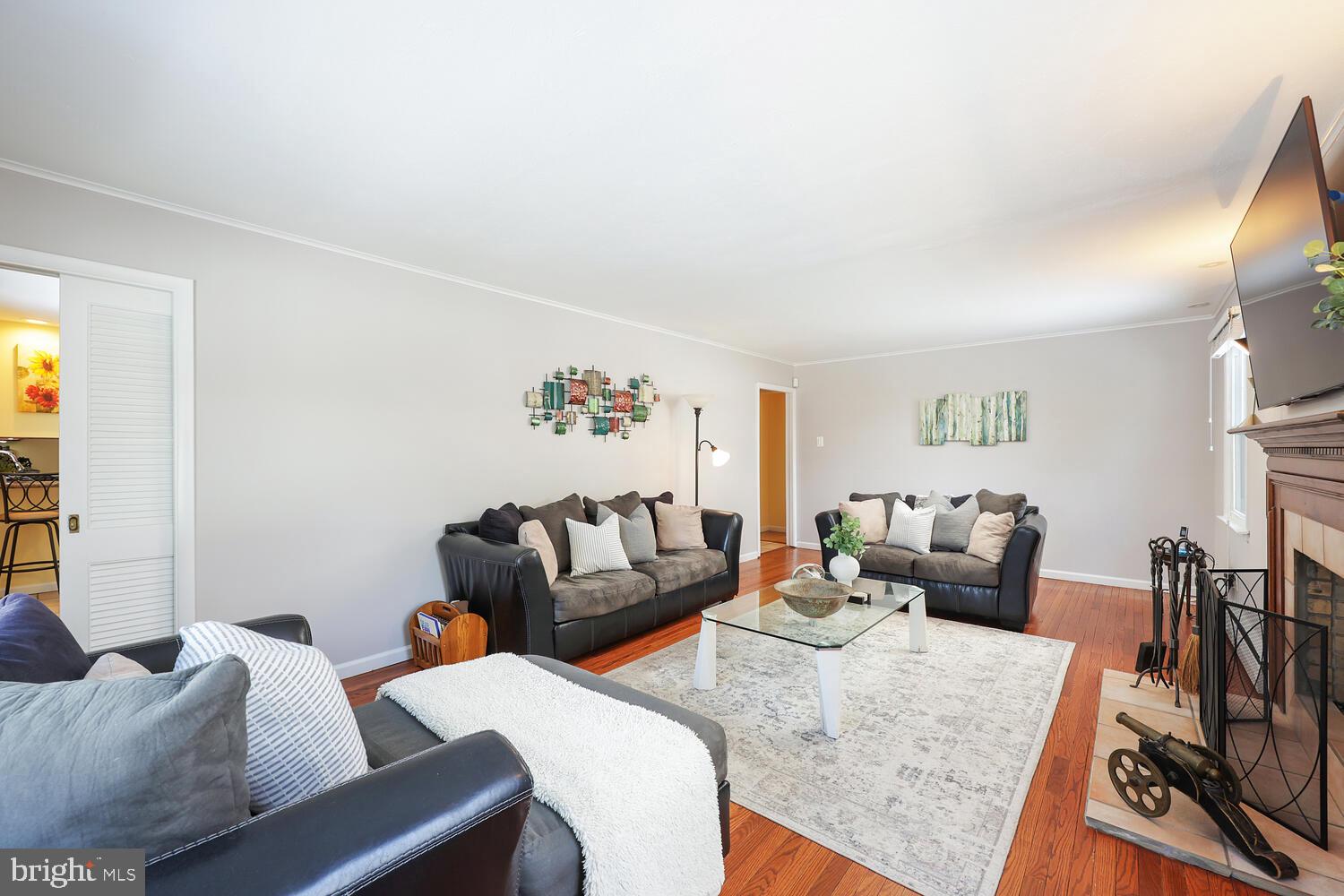 36 Lochatong Road Ewing, NJ 08628 - Photo 10 of 47 Living Room