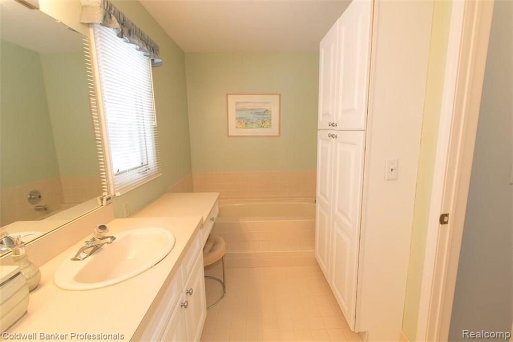 36874 Chesapeake Road Farmington Hills, MI 48335 - Photo 27 of 46