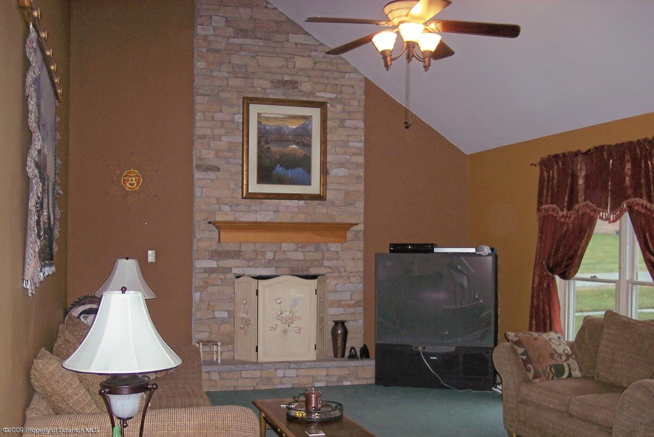 909 Old Logger Road Moscow, PA 18444 - Photo 2 of 16 Gallery Image 2