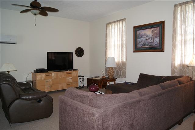 518 Dorris Road Portland, TN 37148 - Photo 15 of 20 The bonus den area has been updated with not only fresh paint and new carpet, but also a new H/A unit that make the room perfect for additional living and dining space.