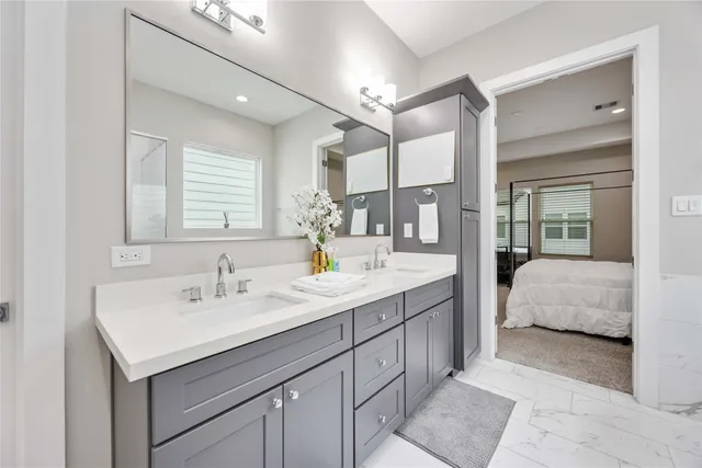 a en suite bathroom with a double vanity sink and mirror