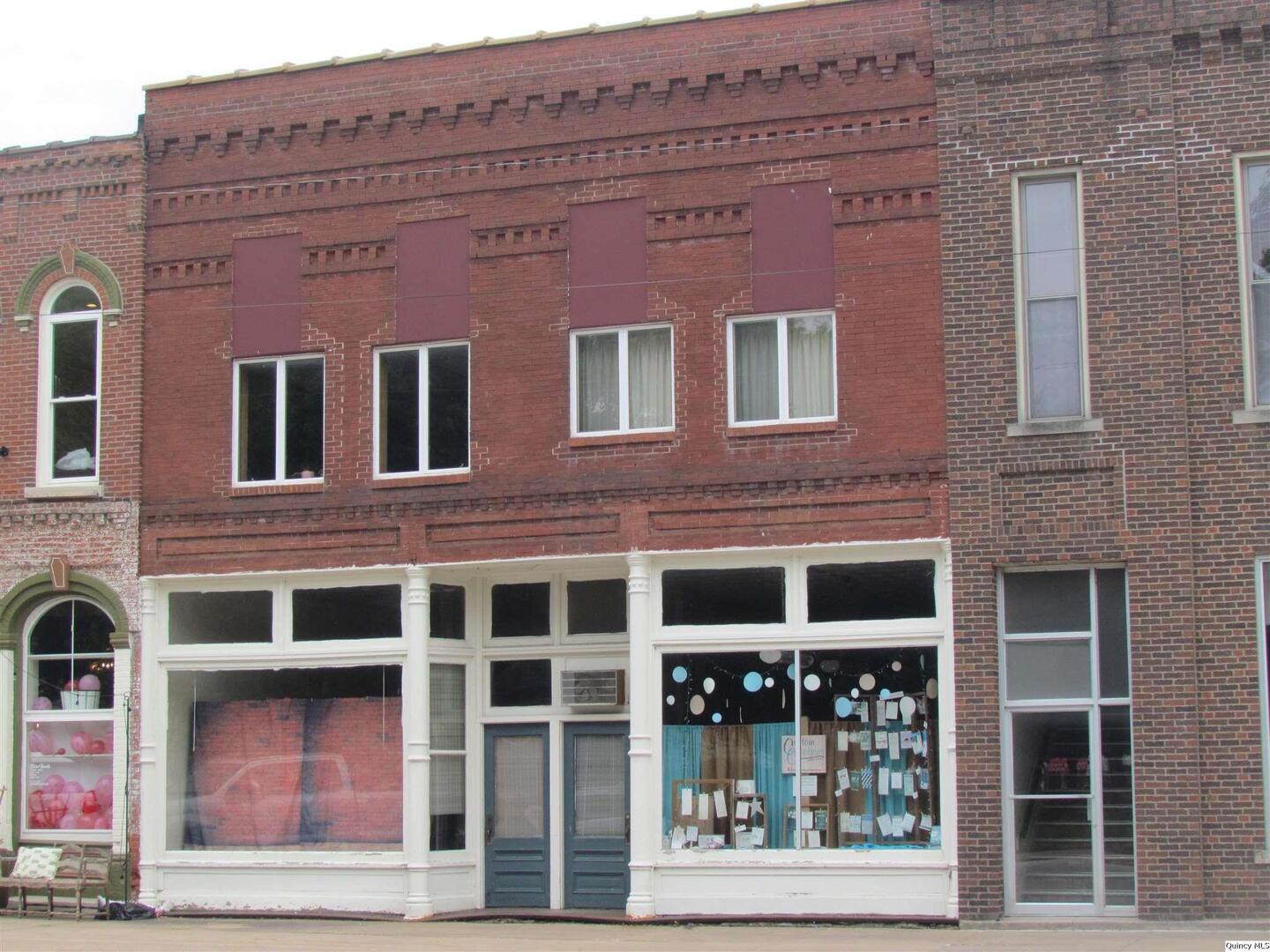 508 Wabash Avenue Carthage, IL 62321 - Photo 1 of 1 a front view of a building