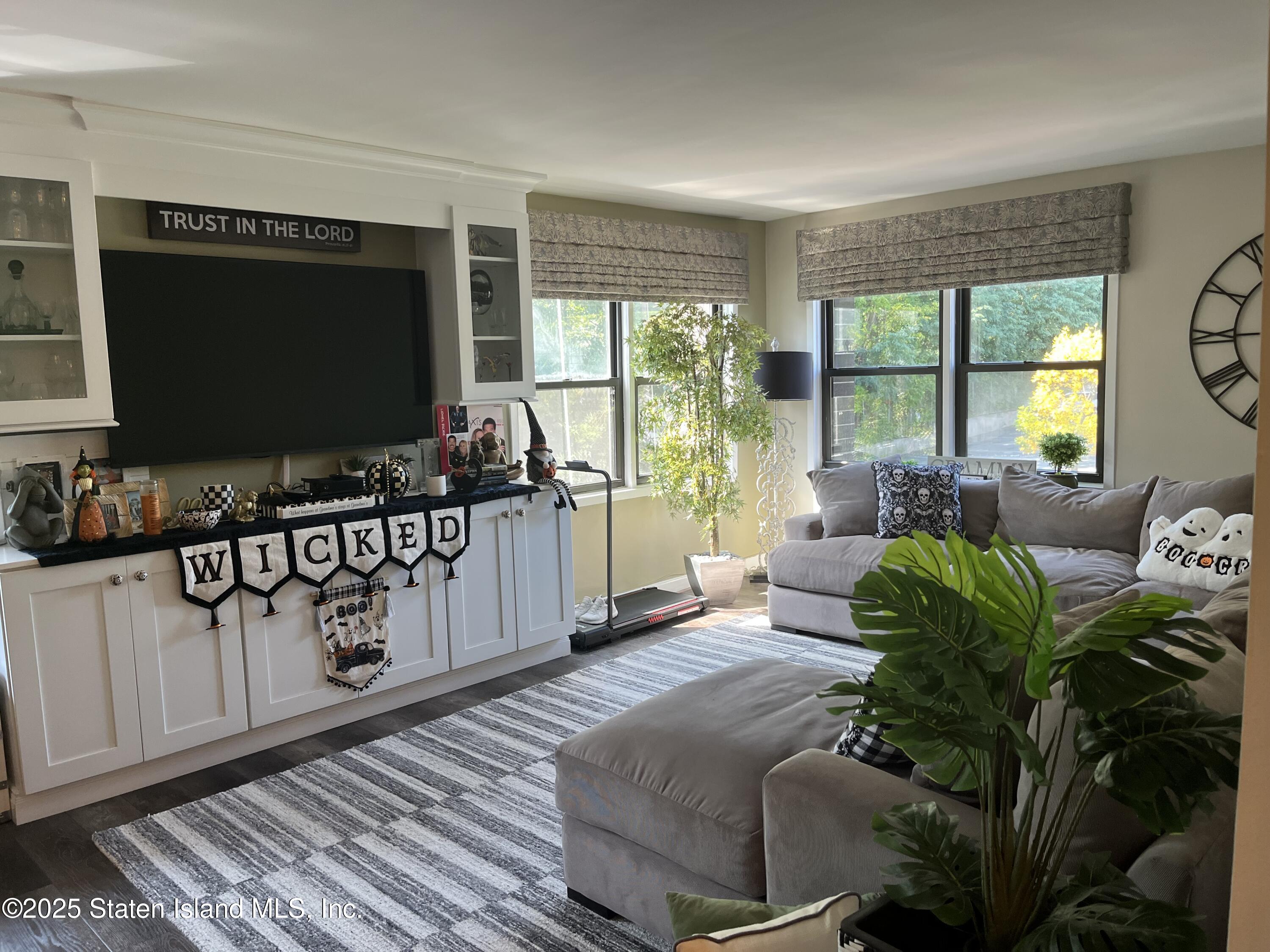 1100 Clove Road, Unit 3C Staten Island, NY 10301 - Photo 24 of 42 Living Room