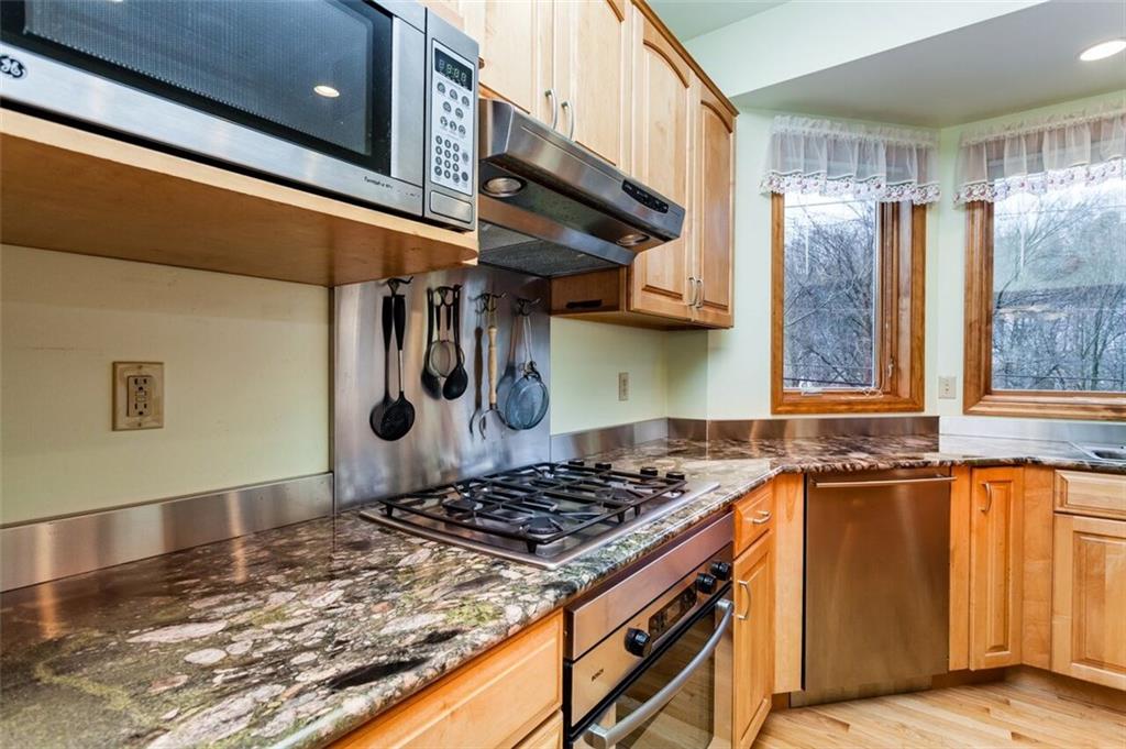 2572 Wexford Run Road Wexford, PA 15090 - Photo 8 of 25 The kitchen features stainless steel appliances (including a Bosch oven and cook top) and granite counter tops. The counter top back splash is also stainless steel.