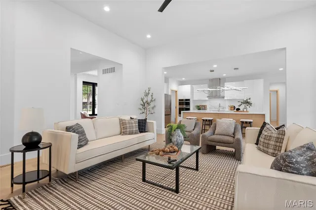 $879,900 | 10652 Roanna Lane, Sunset Hills, MO 63128