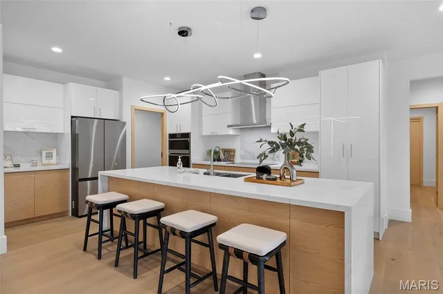 $879,900 | 10652 Roanna Lane, Sunset Hills, MO 63128