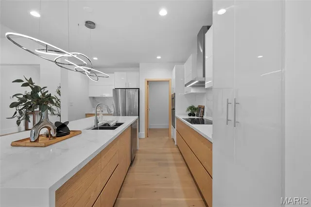 $879,900 | 10652 Roanna Lane, Sunset Hills, MO 63128