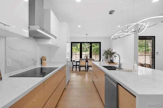 $879,900 | 10652 Roanna Lane, Sunset Hills, MO 63128