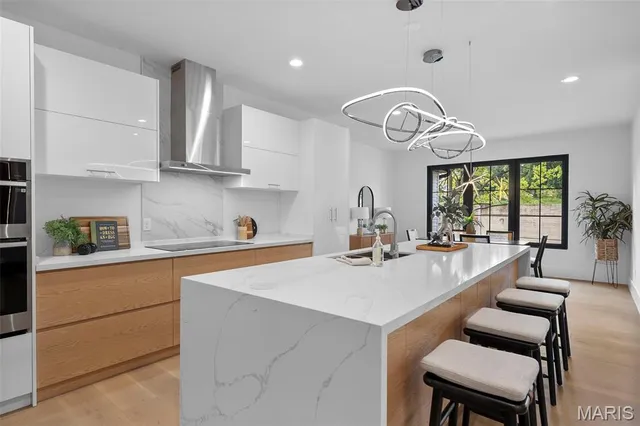 $879,900 | 10652 Roanna Lane, Sunset Hills, MO 63128