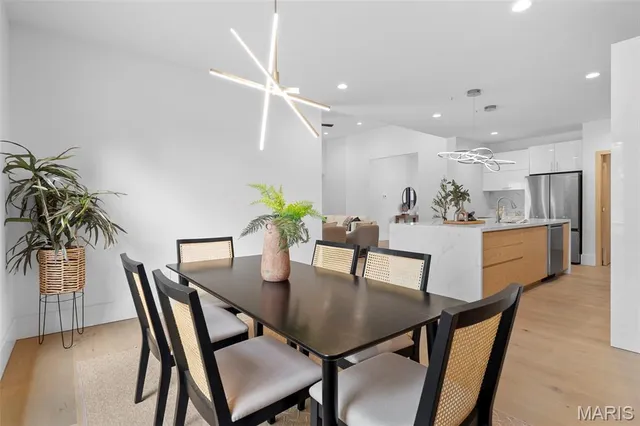 $879,900 | 10652 Roanna Lane, Sunset Hills, MO 63128