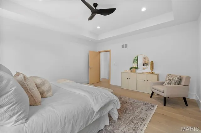 $879,900 | 10652 Roanna Lane, Sunset Hills, MO 63128