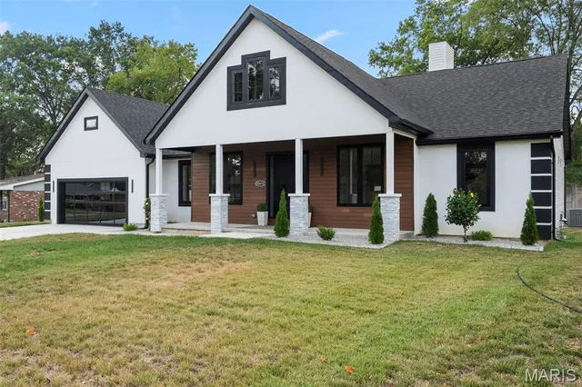 $879,900 | 10652 Roanna Lane, Sunset Hills, MO 63128