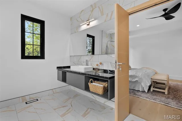 $879,900 | 10652 Roanna Lane, Sunset Hills, MO 63128