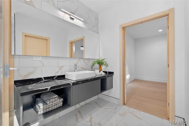 $879,900 | 10652 Roanna Lane, Sunset Hills, MO 63128