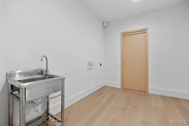 $879,900 | 10652 Roanna Lane, Sunset Hills, MO 63128