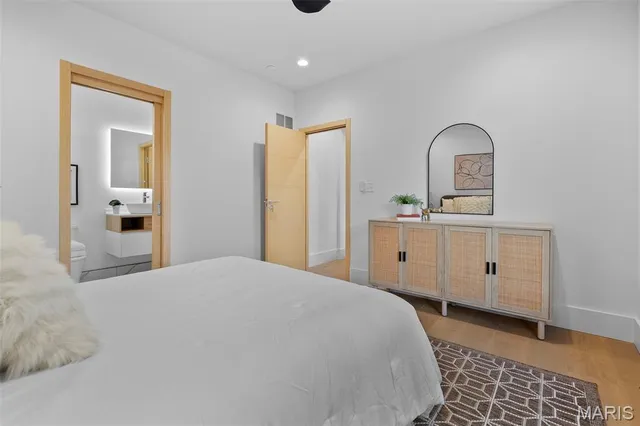 $879,900 | 10652 Roanna Lane, Sunset Hills, MO 63128