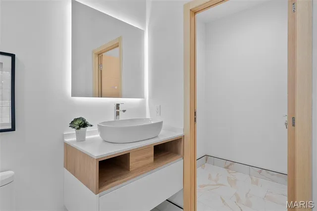 $879,900 | 10652 Roanna Lane, Sunset Hills, MO 63128