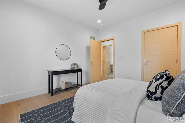 $879,900 | 10652 Roanna Lane, Sunset Hills, MO 63128