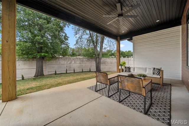 $879,900 | 10652 Roanna Lane, Sunset Hills, MO 63128