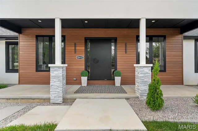 $879,900 | 10652 Roanna Lane, Sunset Hills, MO 63128