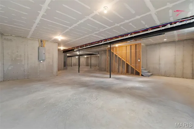 $879,900 | 10652 Roanna Lane, Sunset Hills, MO 63128