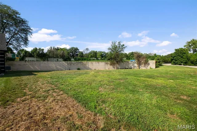 $879,900 | 10652 Roanna Lane, Sunset Hills, MO 63128