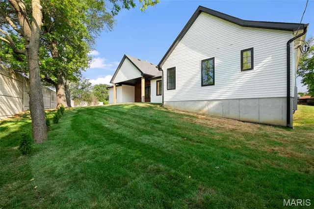 $879,900 | 10652 Roanna Lane, Sunset Hills, MO 63128