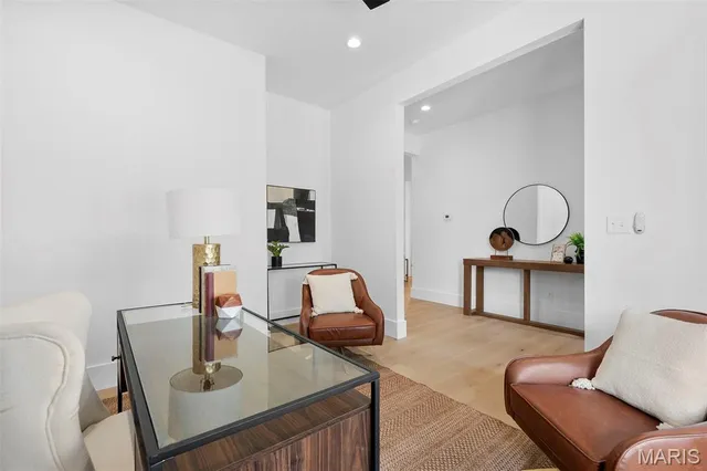 $879,900 | 10652 Roanna Lane, Sunset Hills, MO 63128