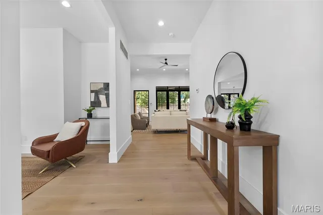 $879,900 | 10652 Roanna Lane, Sunset Hills, MO 63128