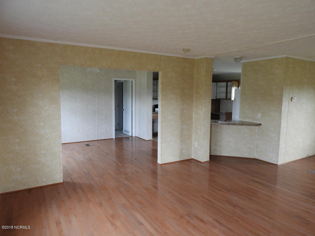 4410 Johnson Place Road Kinston, NC 28501 - Photo 4 of 15 25 LIVINGROOM